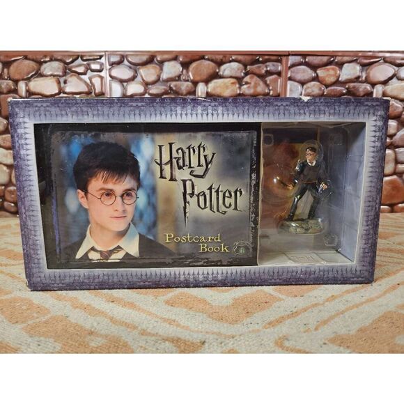 Harry Potter Postcard Book with Limited Edition Harry Potter Figure #A93 - Picture 1 of 8